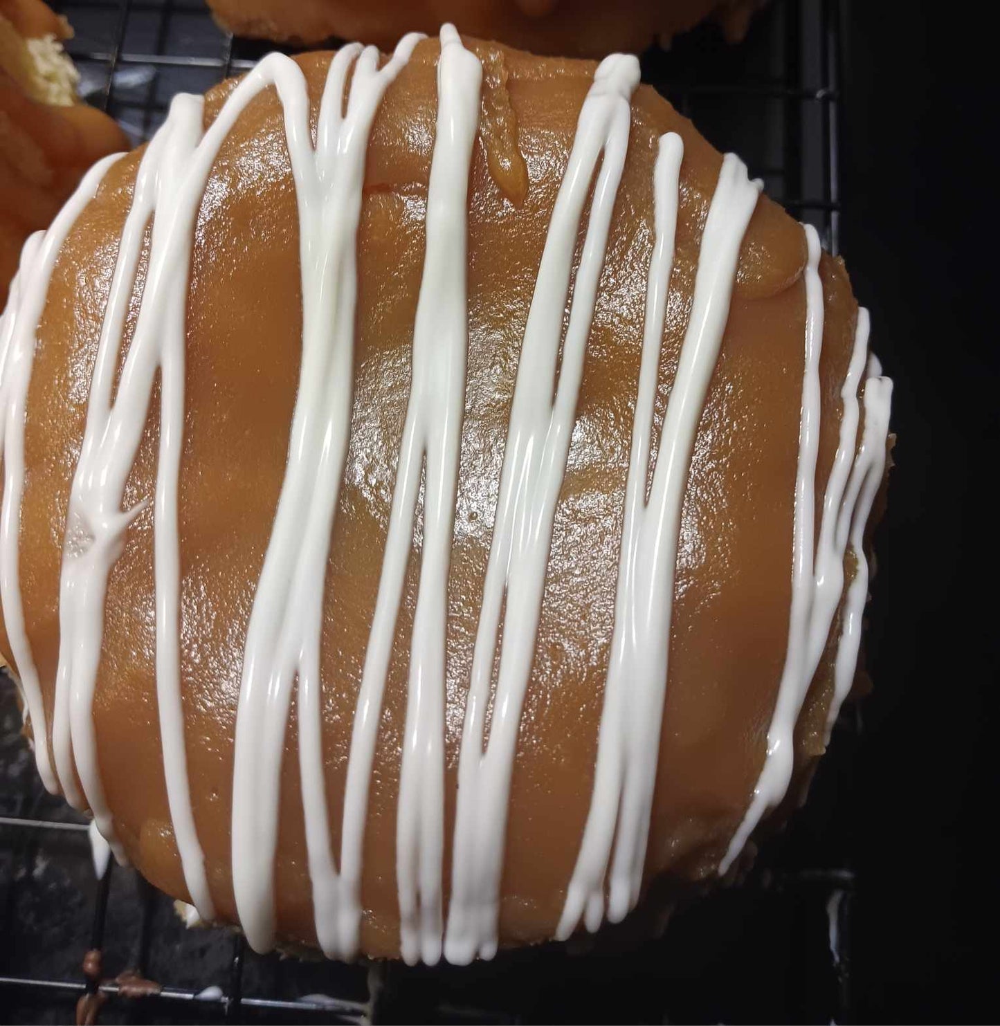 (MINI) CARAMEL BUDNT CAKE W/WHITE DRIZZLE
