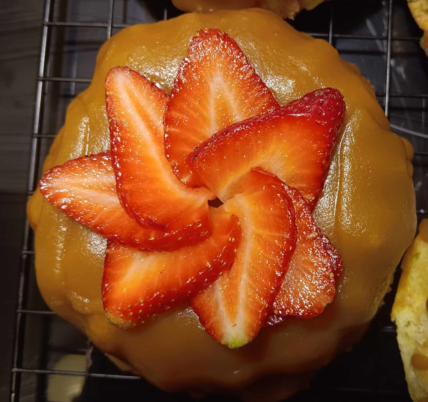 (MINI) CARAMEL CAKE W/STRAWBERRIES