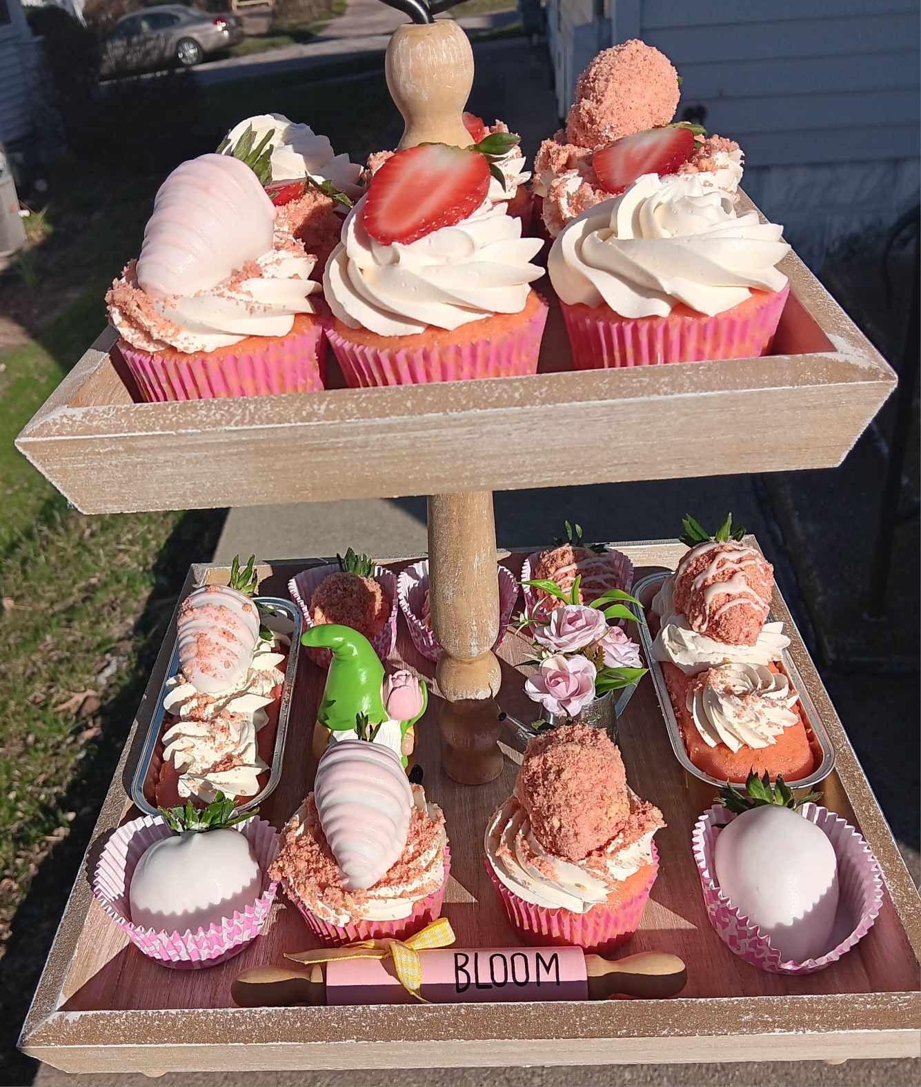 STRAWBERRY CRUNCH CUPCAKES